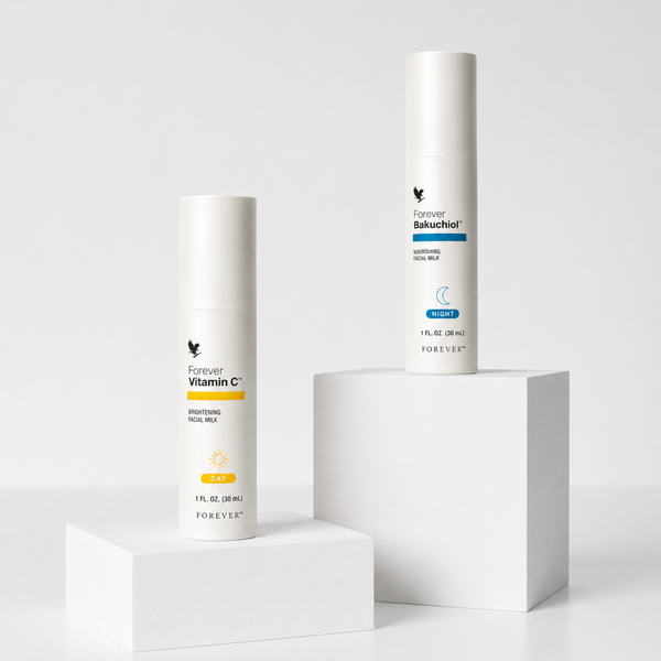 Packshot premium des sérums Forever Vitamin C™ et Forever Bakuchiol™ présentés sur socles blancs