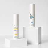 Packshot premium des sérums Forever Vitamin C™ et Forever Bakuchiol™ présentés sur socles blancs
