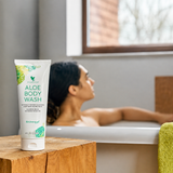 Forever Aloe Body Wash, gel douche à l'Aloe Vera utilisé par une femme lors d'un bain relaxant pour nettoyer et rafraîchir la peau.