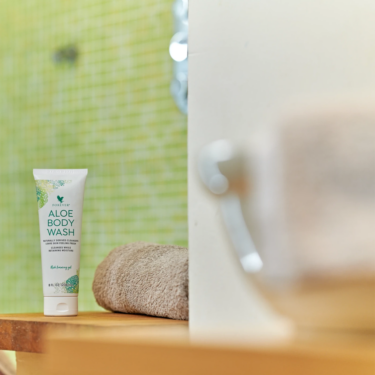 Forever Aloe Body Wash présenté dans une salle de bain moderne, prêt pour une routine quotidienne de nettoyage de la peau.