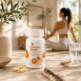 Forever Move™ intégré à une routine bien-être avec capsules et verre d'eau dans un intérieur lumineux.
