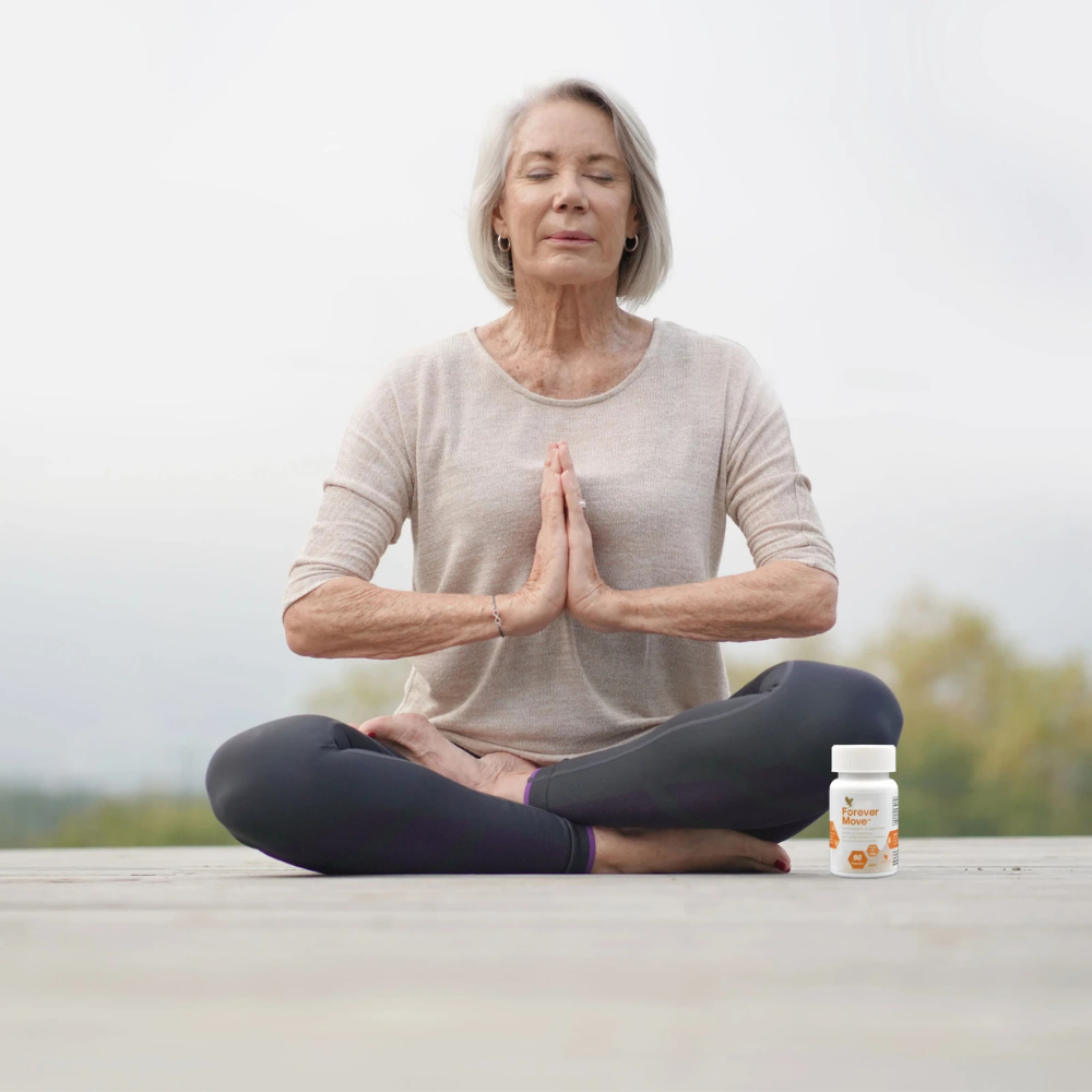 Forever Move™ présenté dans un environnement zen avec une personne pratiquant une activité de bien-être en arrière-plan.