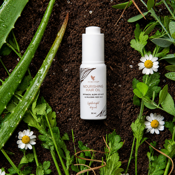 Flacon de l'Huile Capillaire Nourrissante Forever présenté avec de l'Aloe Vera et des ingrédients d'origine végétale.