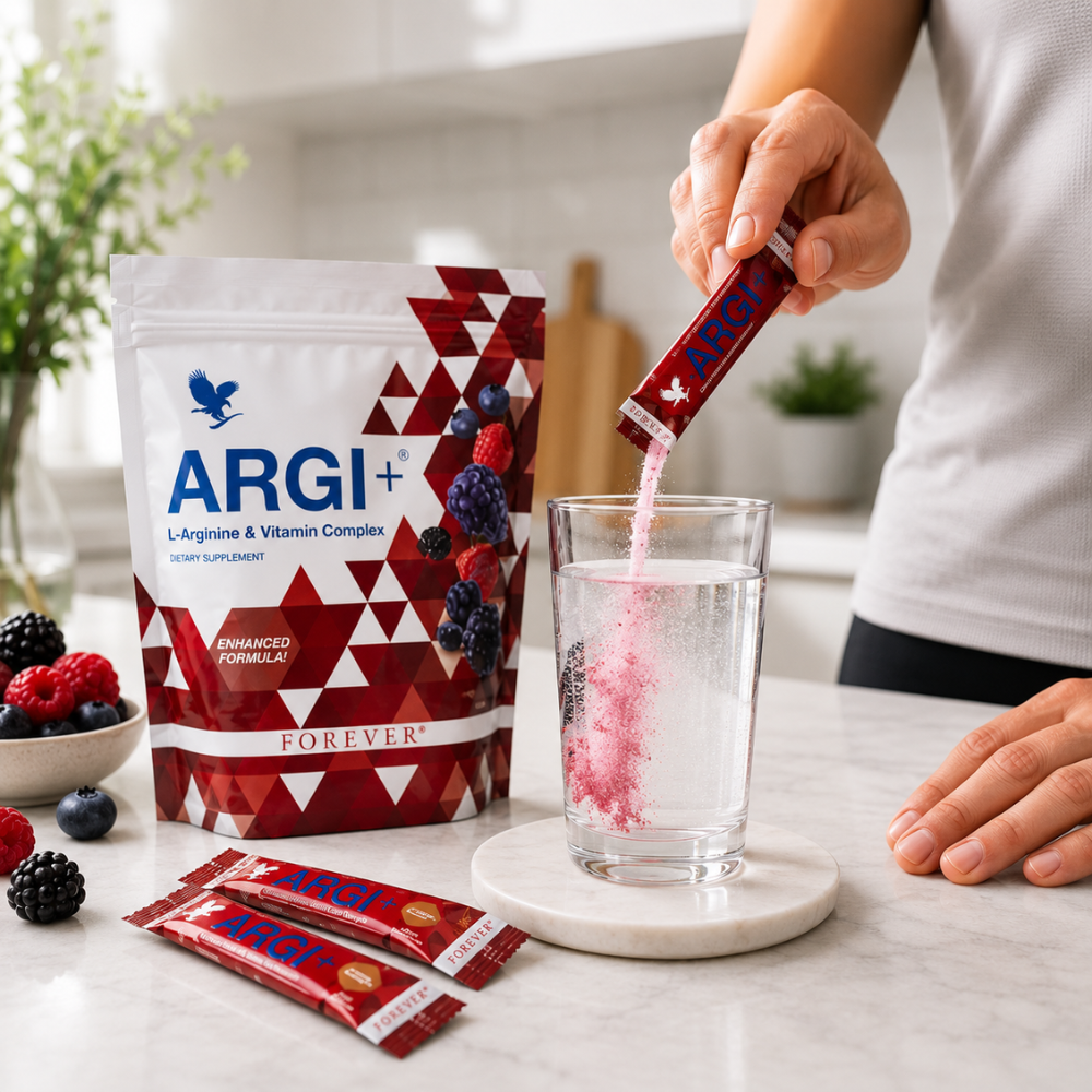 Préparation d'une boisson Forever ARGI+™ en mélangeant une dosette de 10 g dans un verre d'eau.
