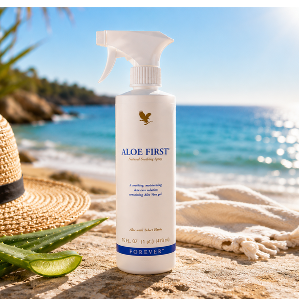 Aloe First™ Forever Living posé au bord de la plage dans une ambiance estivale avec Aloe Vera frais