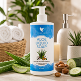 Aloe Liquid Soap™ Forever présenté avec feuilles d'Aloe Vera, huile d'argan et concombre dans une ambiance spa naturelle