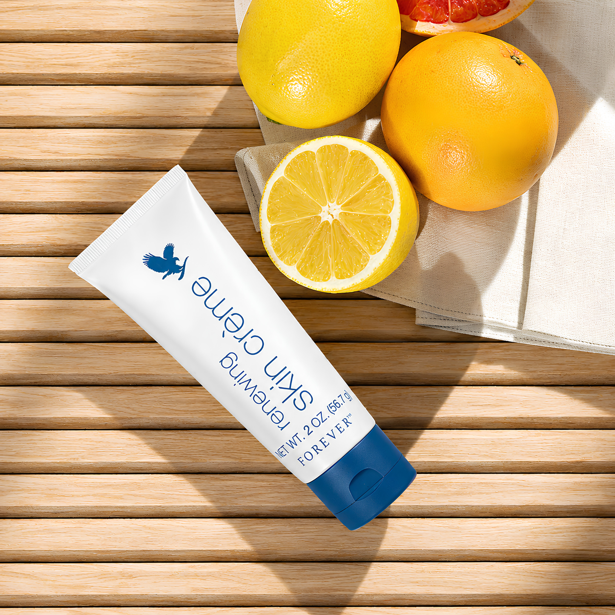 Crème Régénératrice Forever Living présentée avec citron et agrumes - soin visage illuminateur à l'Aloe Vera