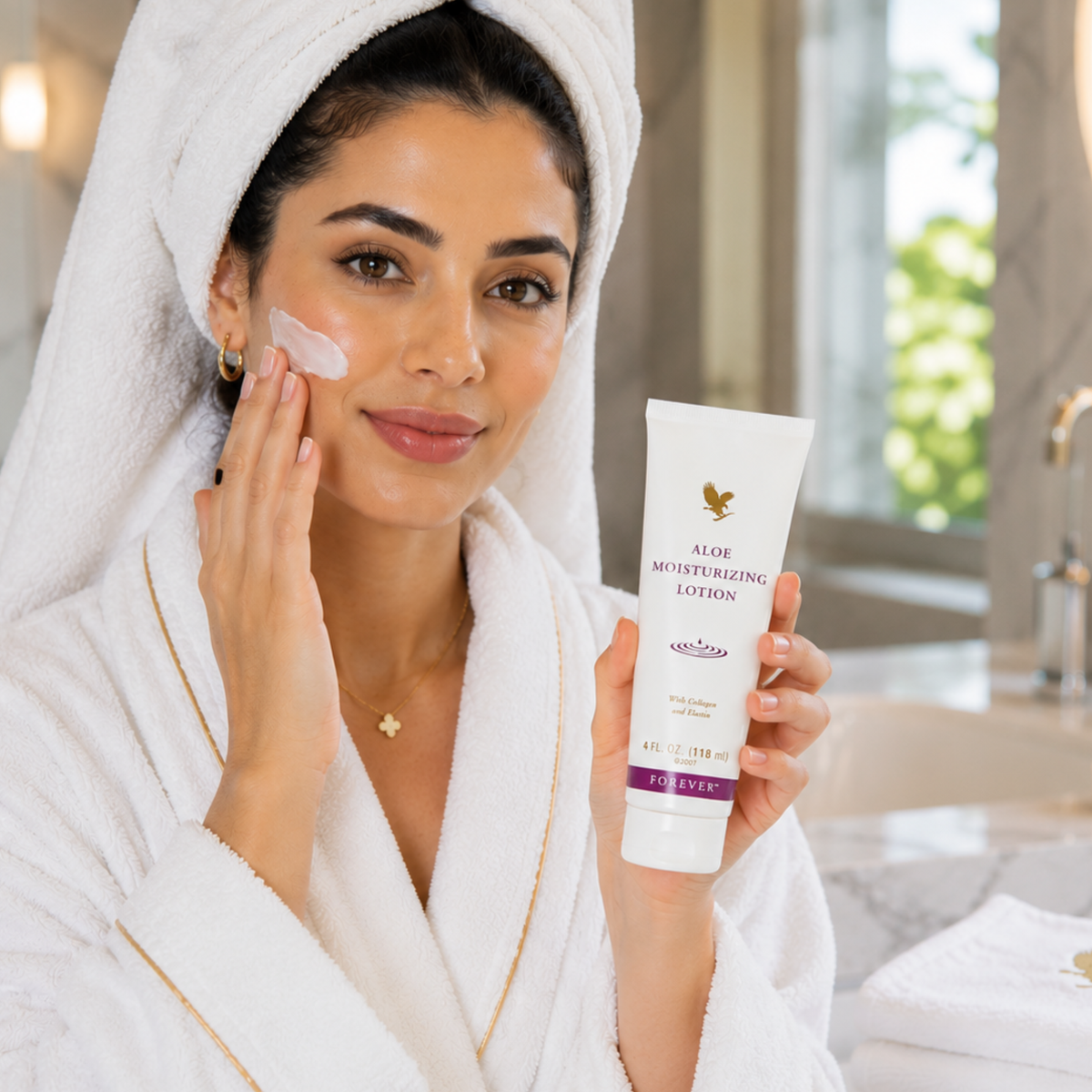 Femme appliquant la Crème Visage et Corps Aloès Forever sur le visage dans une salle de bain moderne