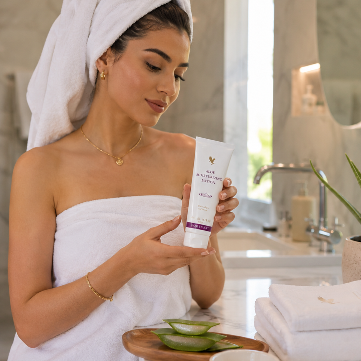 Crème Visage et Corps Aloès Forever dans une ambiance cocooning avec coussins et textile doux