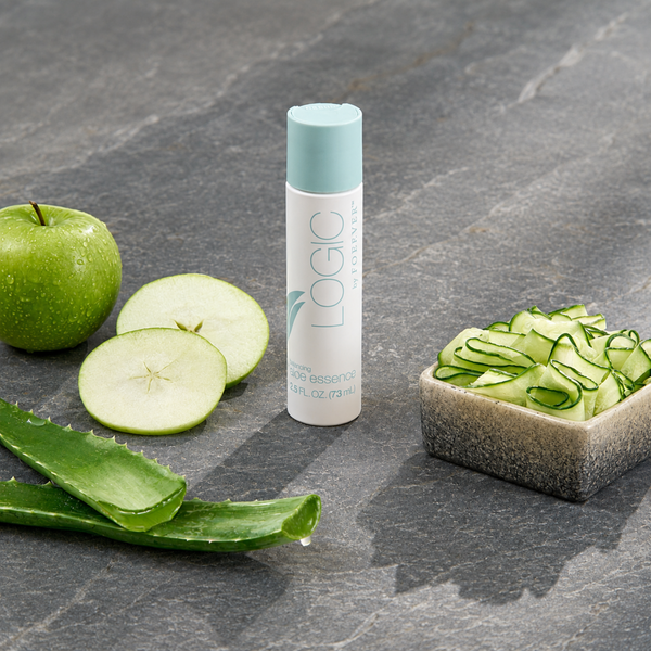 Essence Tonifiante Logic by Forever™ entourée d'aloe vera frais, concombre et pomme verte, lotion tonifiante hydratante pour tous les types de peau.