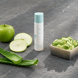 Essence Tonifiante Logic by Forever™ entourée d'aloe vera frais, concombre et pomme verte, lotion tonifiante hydratante pour tous les types de peau.