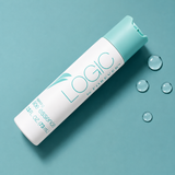 Femme utilisant l'Essence Tonifiante Logic by Forever™, lotion tonifiante hydratante pour une peau fraîche, douce et éclatante.