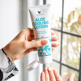 Application de Forever Aloe Cooling Lotion 118 ml sur la peau après l'effort ou une activité physique
