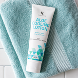 Forever Aloe Cooling Lotion 118 ml posée sur une serviette de bain dans un décor spa apaisant