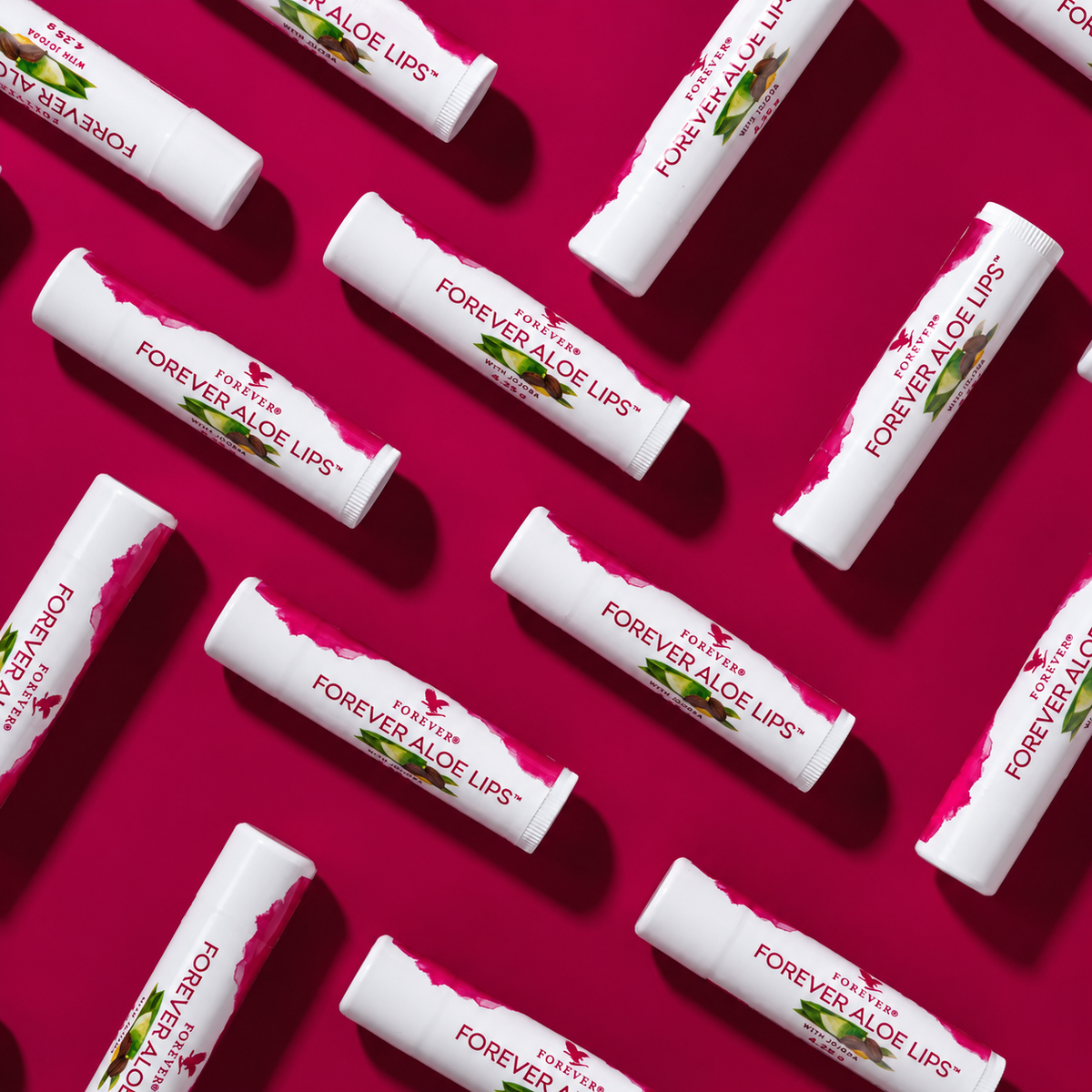 Baumes à lèvres Forever Aloe Lips présentés sur fond rose avec Aloe vera et jojoba