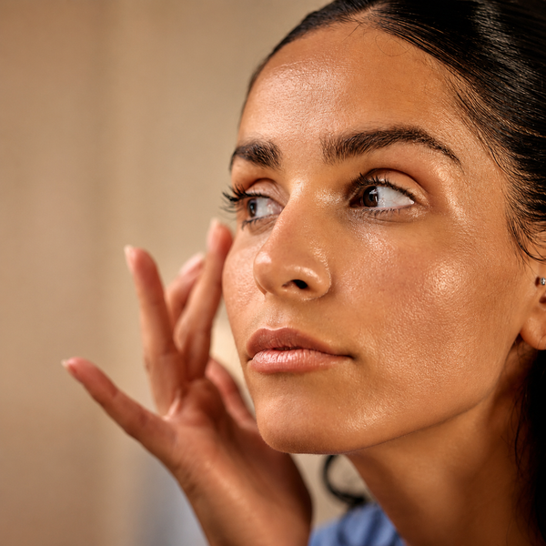 Femme appliquant Forever Bakuchiol™ sur le visage lors de sa routine de soin du soir pour une peau lisse et éclatante.