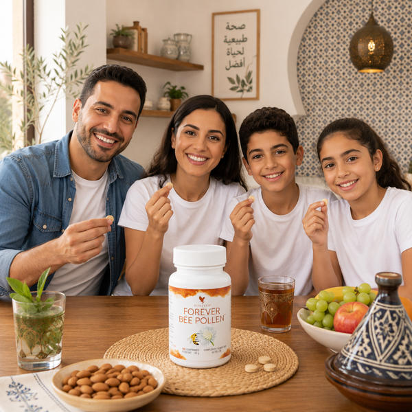 Famille marocaine souriante partageant un moment de bien-être autour de Forever Bee Pollen, complément alimentaire à base de pollen d'abeille, dans un intérieur moderne.