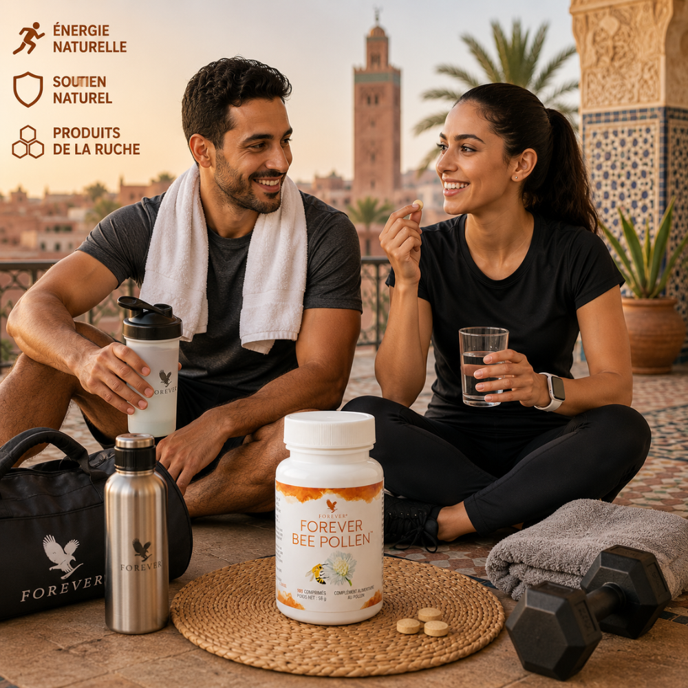 Deux sportifs marocains après une séance d'entraînement avec Forever Bee Pollen au premier plan, dans un cadre inspiré du Maroc favorisant une routine bien-être.