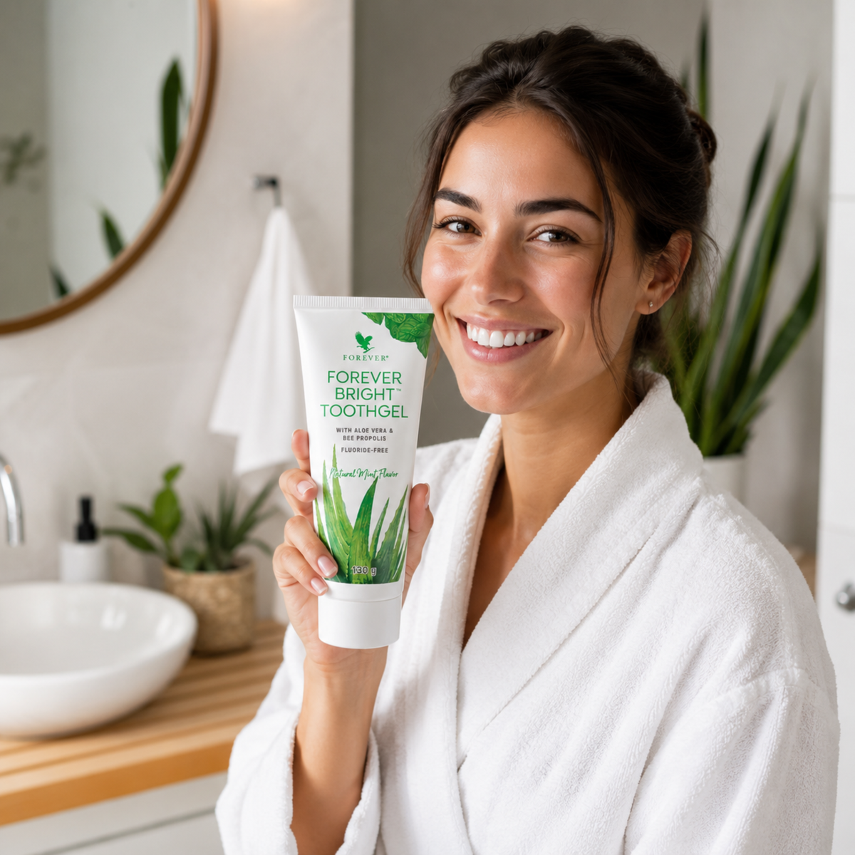 Personne tenant Forever Bright Toothgel dans une salle de bain moderne pour une routine d'hygiène bucco-dentaire quotidienne