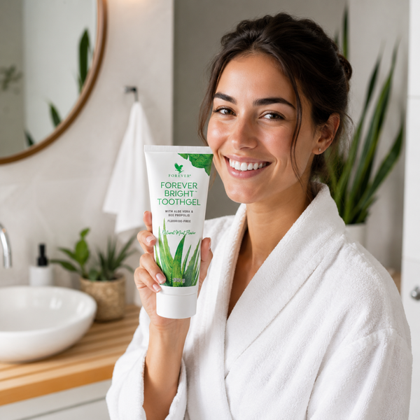 Personne tenant Forever Bright Toothgel dans une salle de bain moderne pour une routine d'hygiène bucco-dentaire quotidienne