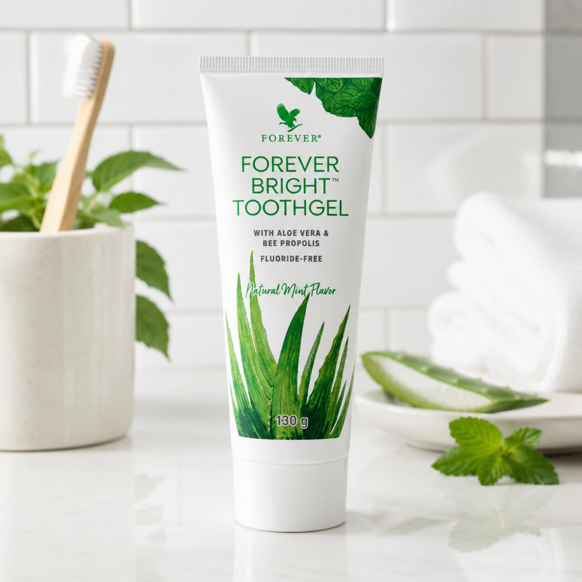 Forever Bright Toothgel dans une salle de bain lumineuse avec Aloe Vera et accessoires de soin pour une routine bucco-dentaire naturelle