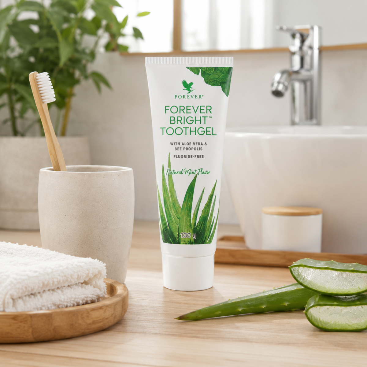 Forever Bright Toothgel posé sur un plan de salle de bain moderne avec brosse à dents en bambou et Aloe Vera
