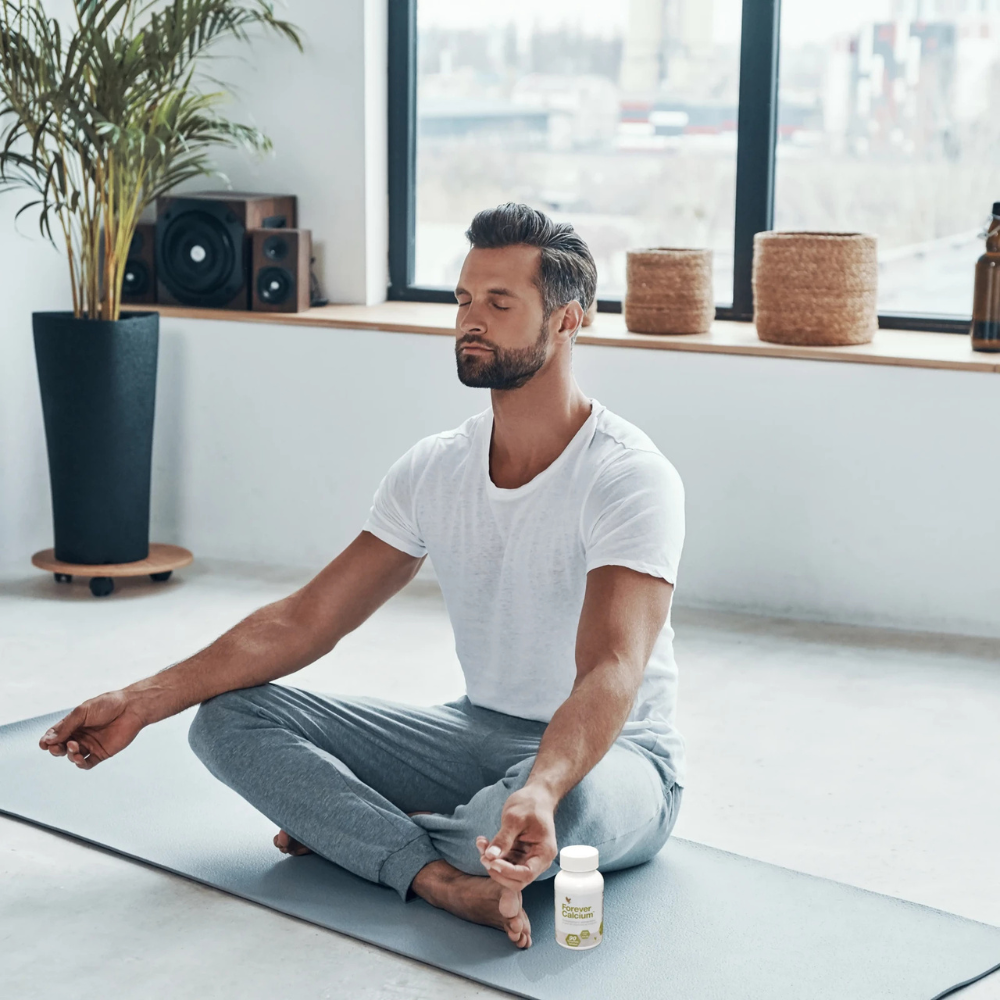 Homme pratiquant la méditation avec Forever Calcium™ pour accompagner une fonction musculaire normale et une ossature normale.