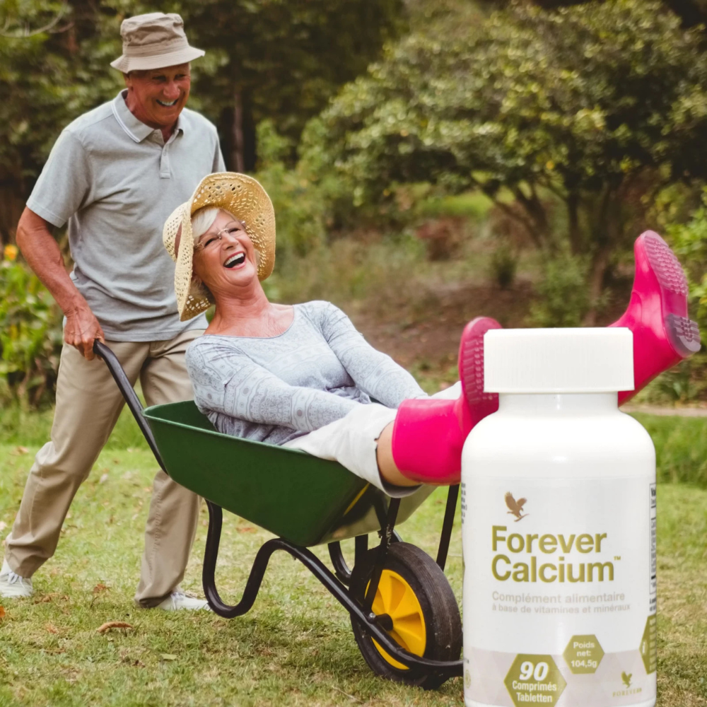 Senior actif profitant d'une activité de plein air avec Forever Calcium™ pour accompagner une ossature normale.
