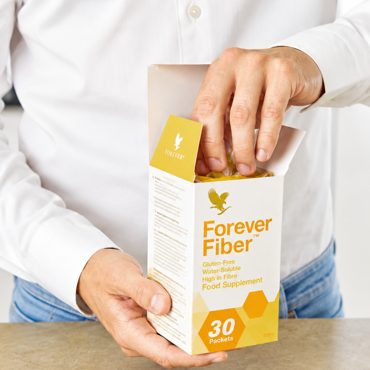 Ouverture de la boîte Forever Fiber™ contenant 30 sachets de fibres solubles