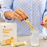 Forever Fiber™ en sachet versé dans un verre d'eau pour une utilisation quotidienne