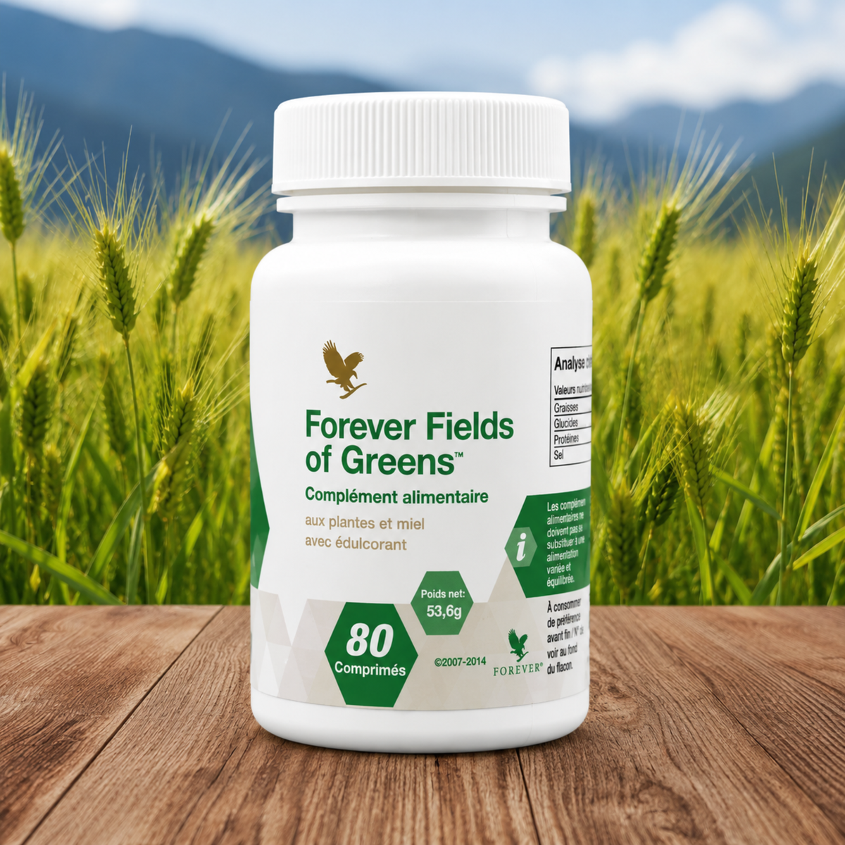 Forever Fields of Greens™ présenté devant un champ d'orge évoquant ses ingrédients végétaux