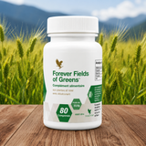 Forever Fields of Greens™ présenté devant un champ d'orge évoquant ses ingrédients végétaux