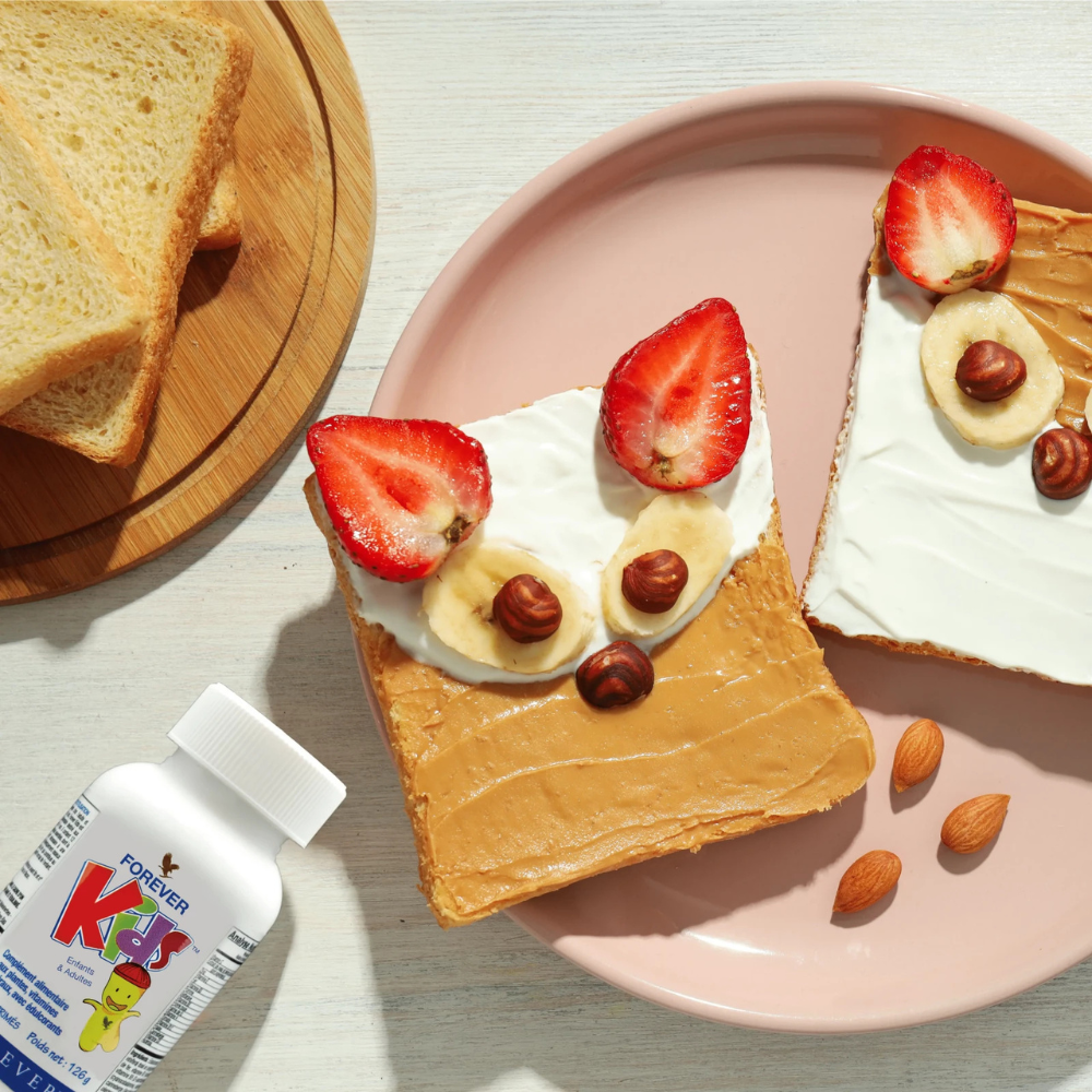 Forever Kids™ présenté avec un petit-déjeuner équilibré composé de pain, fruits frais et fruits à coque