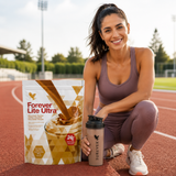 Femme sportive sur une piste d'athlétisme avec Forever Lite Ultra Chocolat après l'entraînement