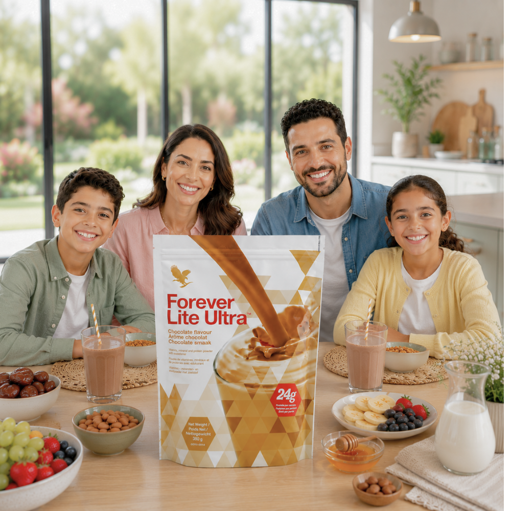 Famille marocaine moderne prenant un petit-déjeuner équilibré avec Forever Lite Ultra Chocolat