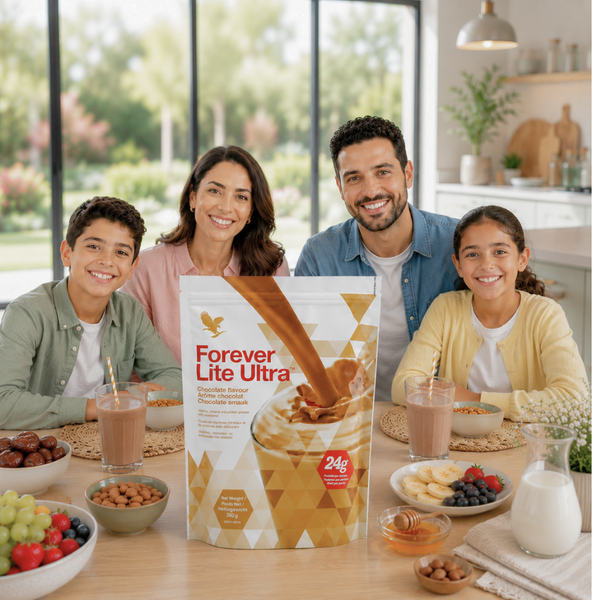 Famille marocaine moderne prenant un petit-déjeuner équilibré avec Forever Lite Ultra Chocolat
