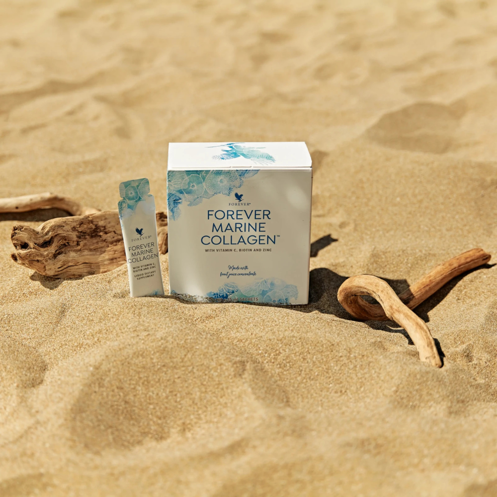 Boîte Forever Marine Collagen et sachet sur un décor inspiré du monde marin
