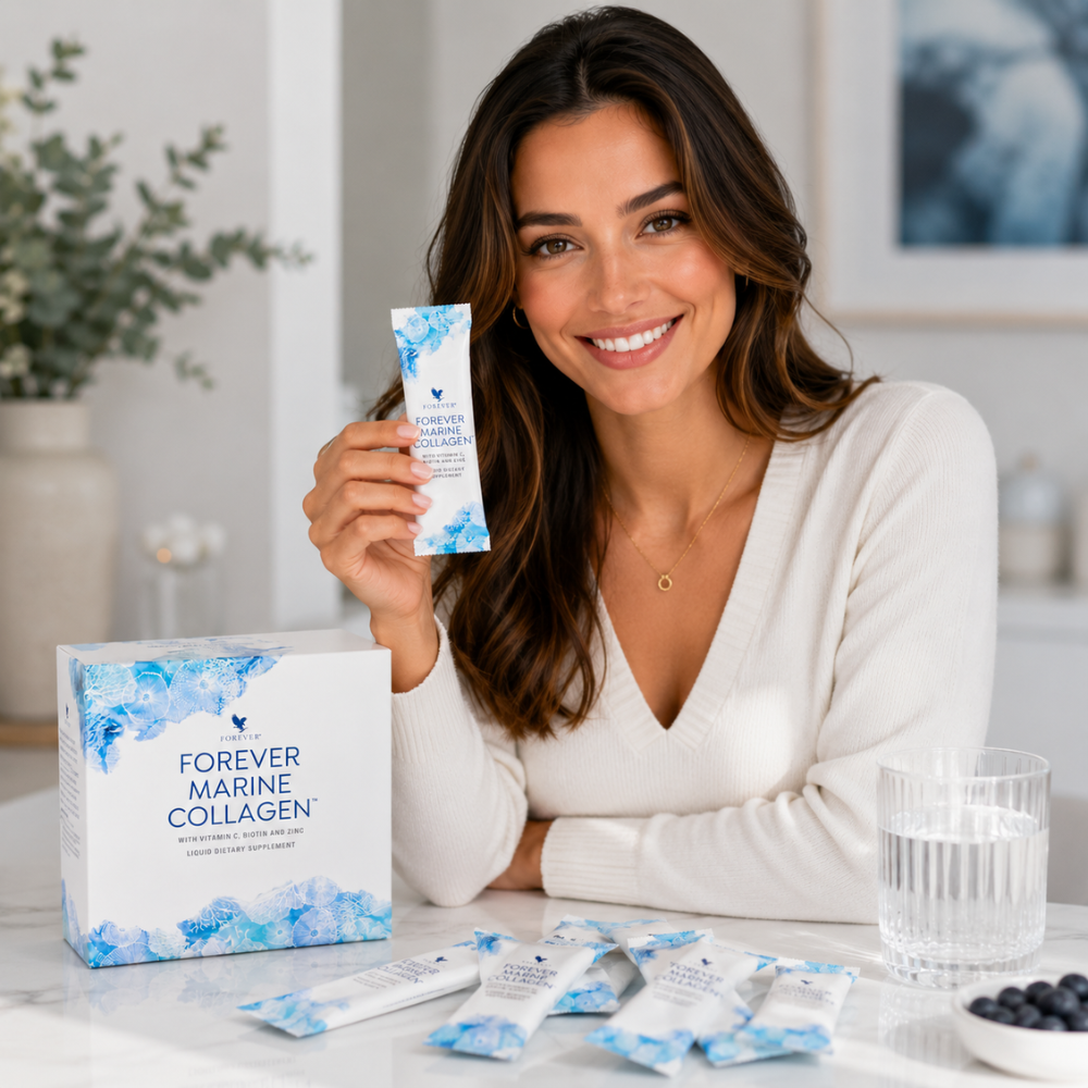 Femme tenant Forever Marine Collagen avec plusieurs sachets dans une routine beauté quotidienne au Maroc