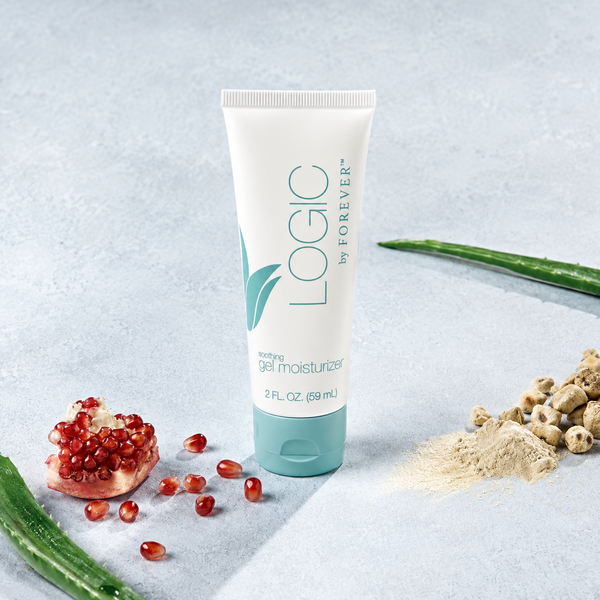 Gel Hydratant Logic by Forever™ présenté avec Aloe vera, Grenade et Baobab, ingrédients d'origine végétale