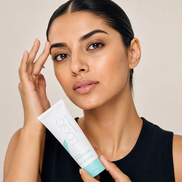 Femme marocaine appliquant le Gel Hydratant Logic by Forever™ sur le visage pour une hydratation quotidienne