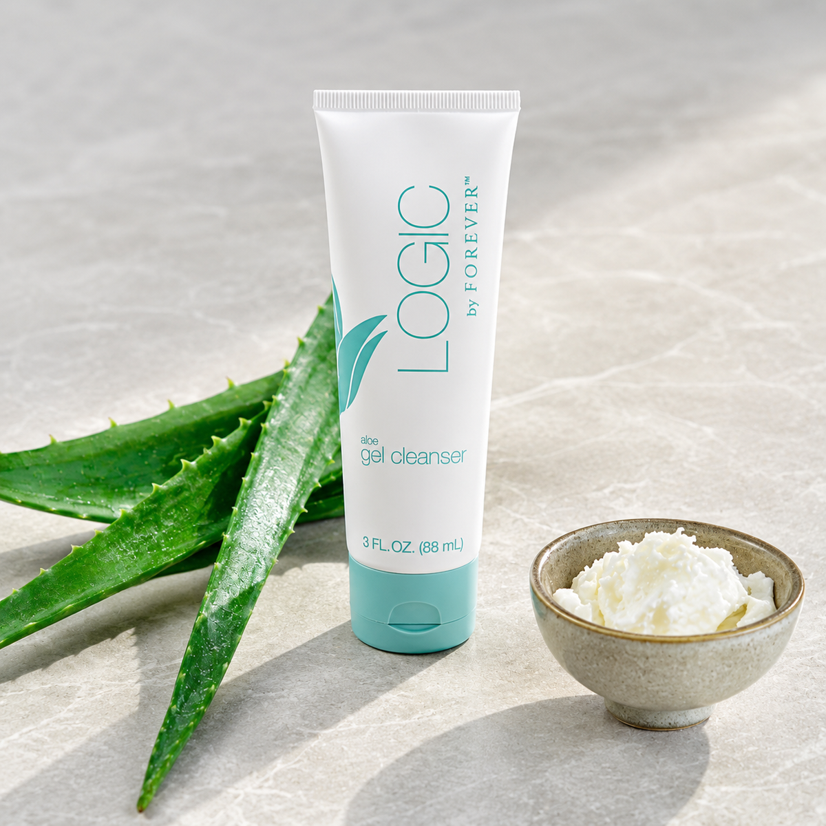 Gel Nettoyant Logic by Forever™ présenté avec une feuille d'Aloe vera et des ingrédients d'origine naturelle pour le soin quotidien du visage