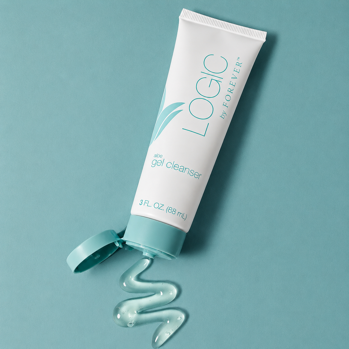 Tube du Gel Nettoyant Logic by Forever™ ouvert avec sa texture gel enrichie en Aloe vera sur fond bleu