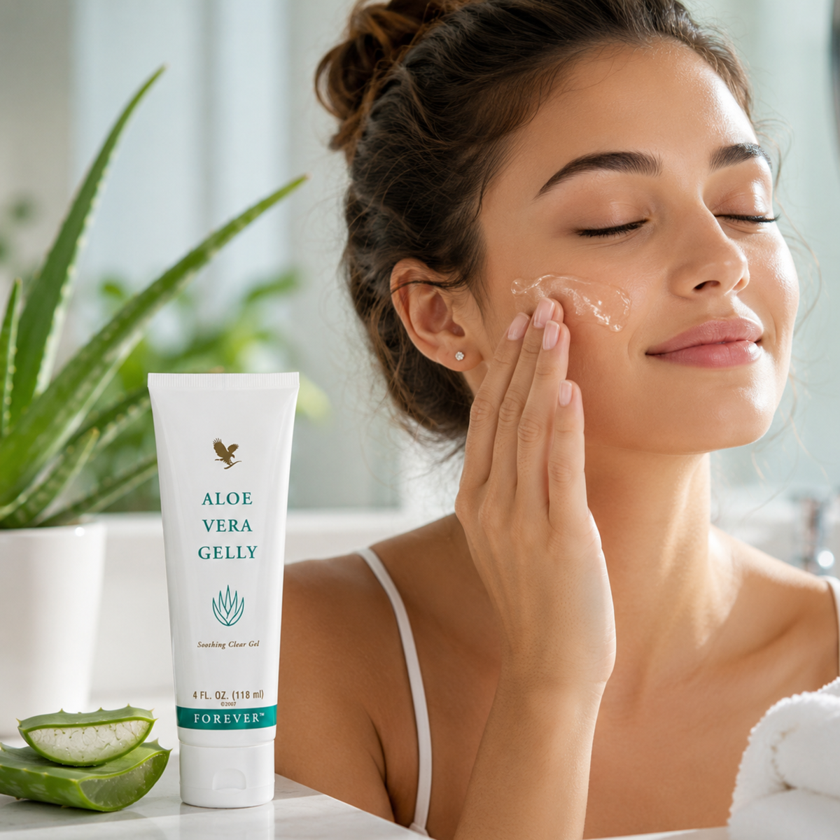 Femme appliquant la Gelée Aloès Forever Living sur le visage pour hydrater et apaiser la peau