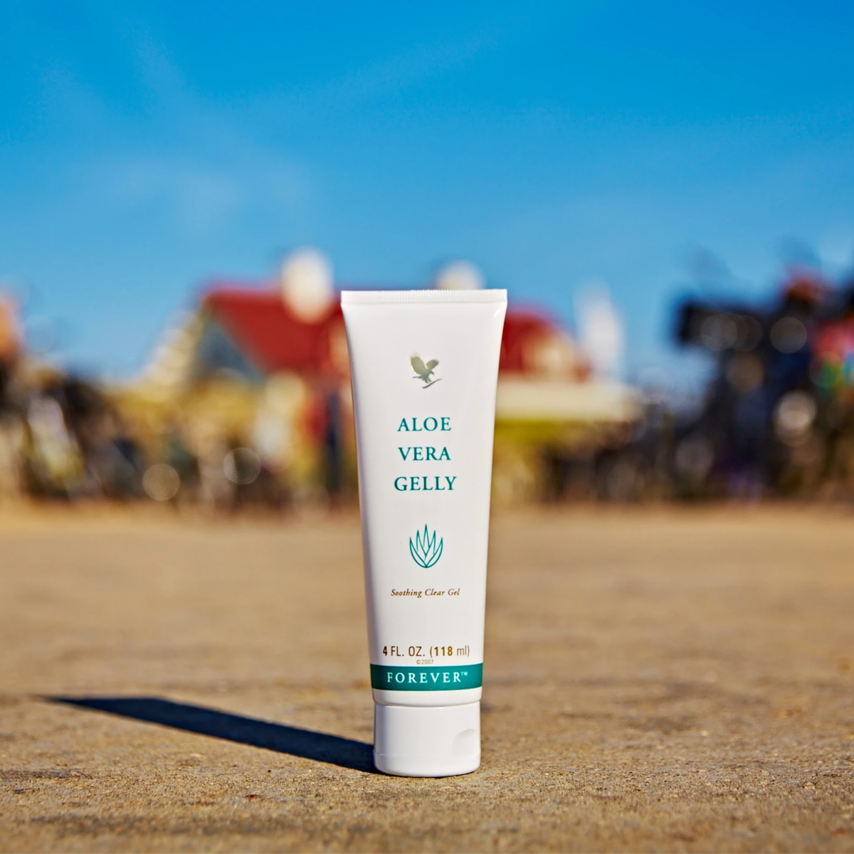 Gelée Aloès Forever Living en extérieur sur une plage, idéale pour une routine de soin après le soleil