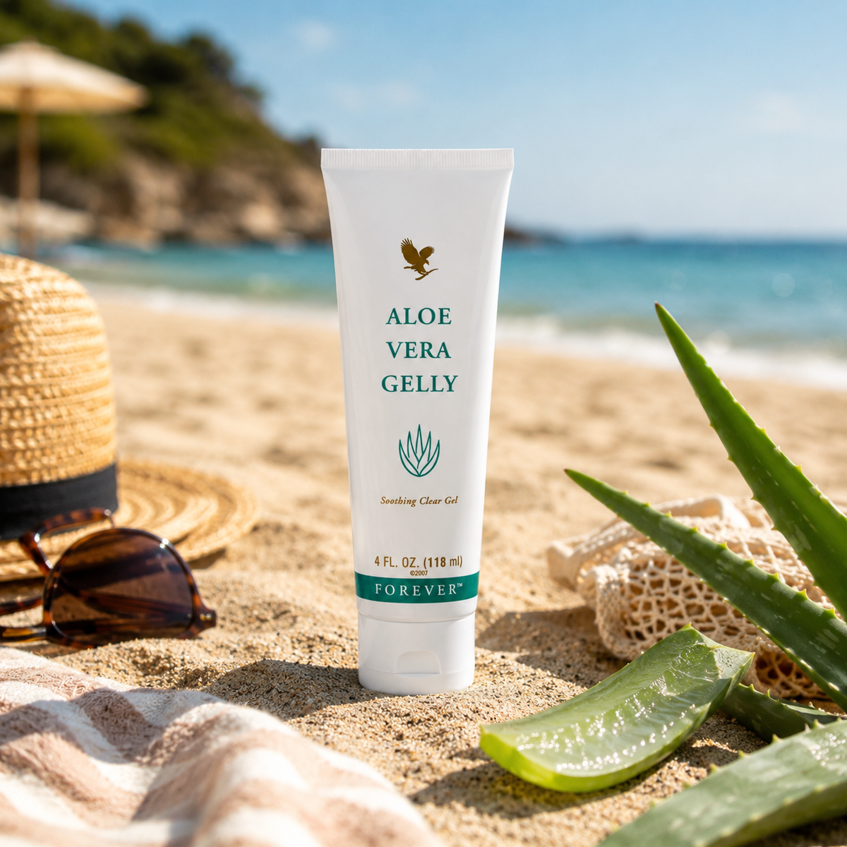 Gelée Aloès Forever Living à l'Aloe Vera sur une plage, soin hydratant et apaisant pour la peau après une exposition au soleil.