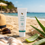 Gelée Aloès Forever Living à l'Aloe Vera sur une plage, soin hydratant et apaisant pour la peau après une exposition au soleil.