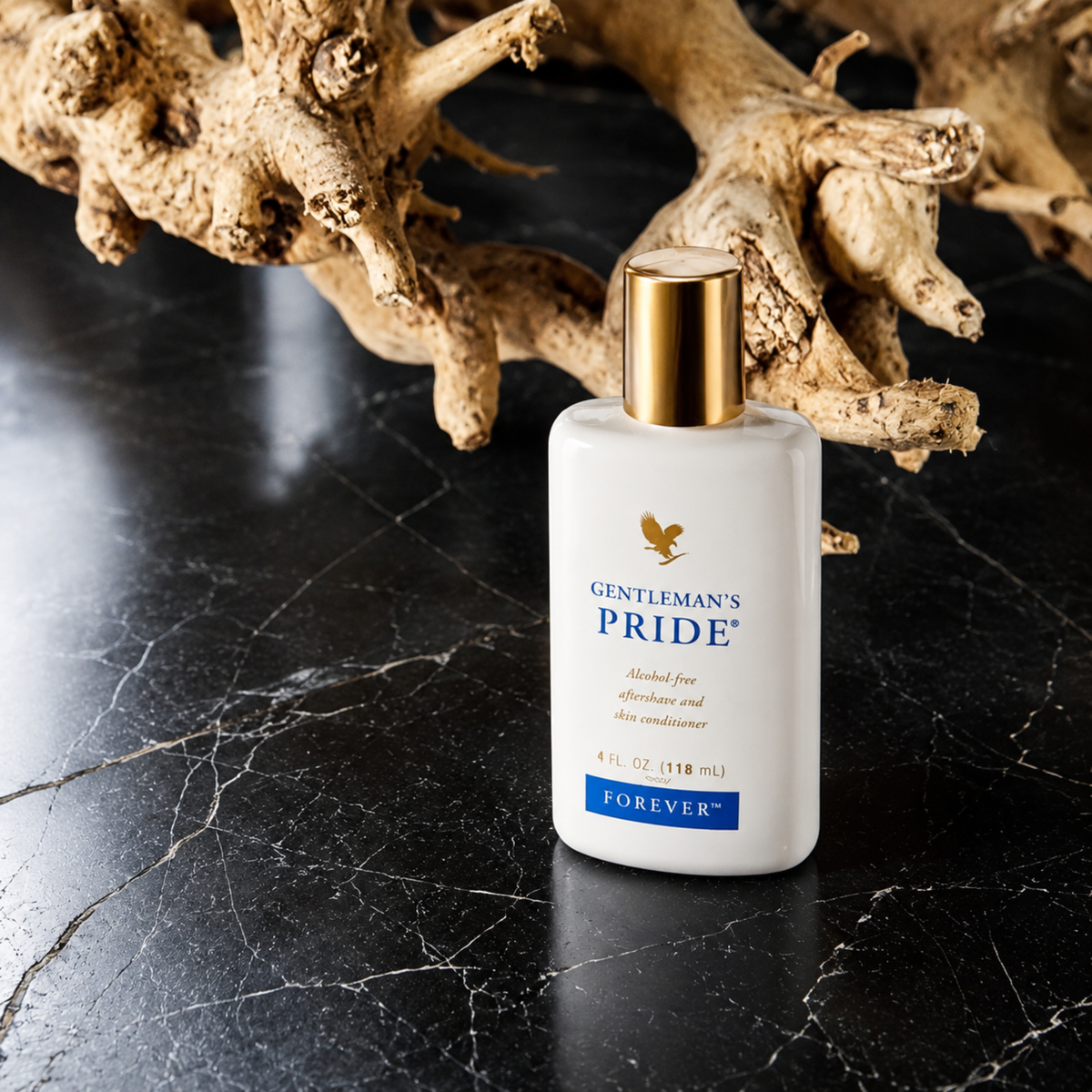 Flacon Gentleman's Pride™ Forever Living mis en scène dans une salle de bain élégante pour une routine de soin masculine