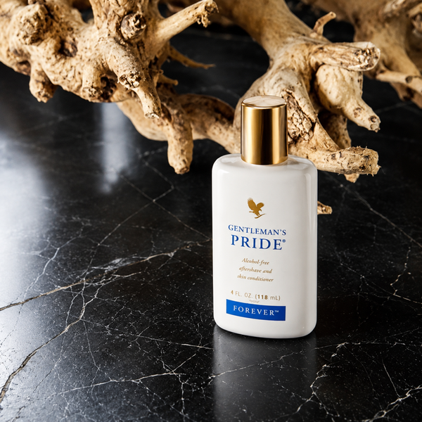 Flacon Gentleman's Pride™ Forever Living mis en scène dans une salle de bain élégante pour une routine de soin masculine