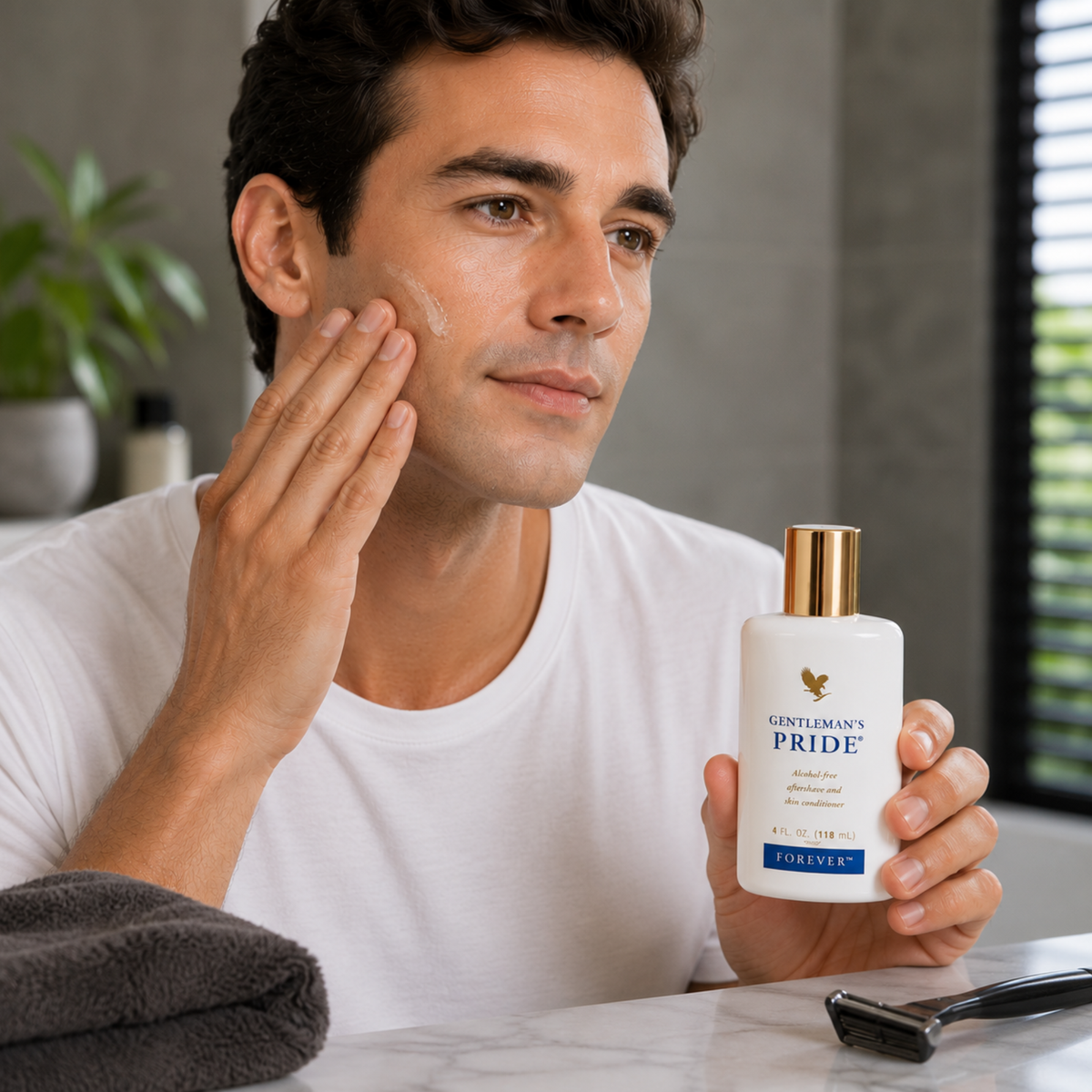 Homme fraîchement rasé appliquant le gel après-rasage Gentleman's Pride™ Forever Living sur une peau propre et apaisée