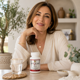 Femme maghrébine de 50 ans avec Vitolize Femmes Forever Living dans un intérieur lumineux et naturel